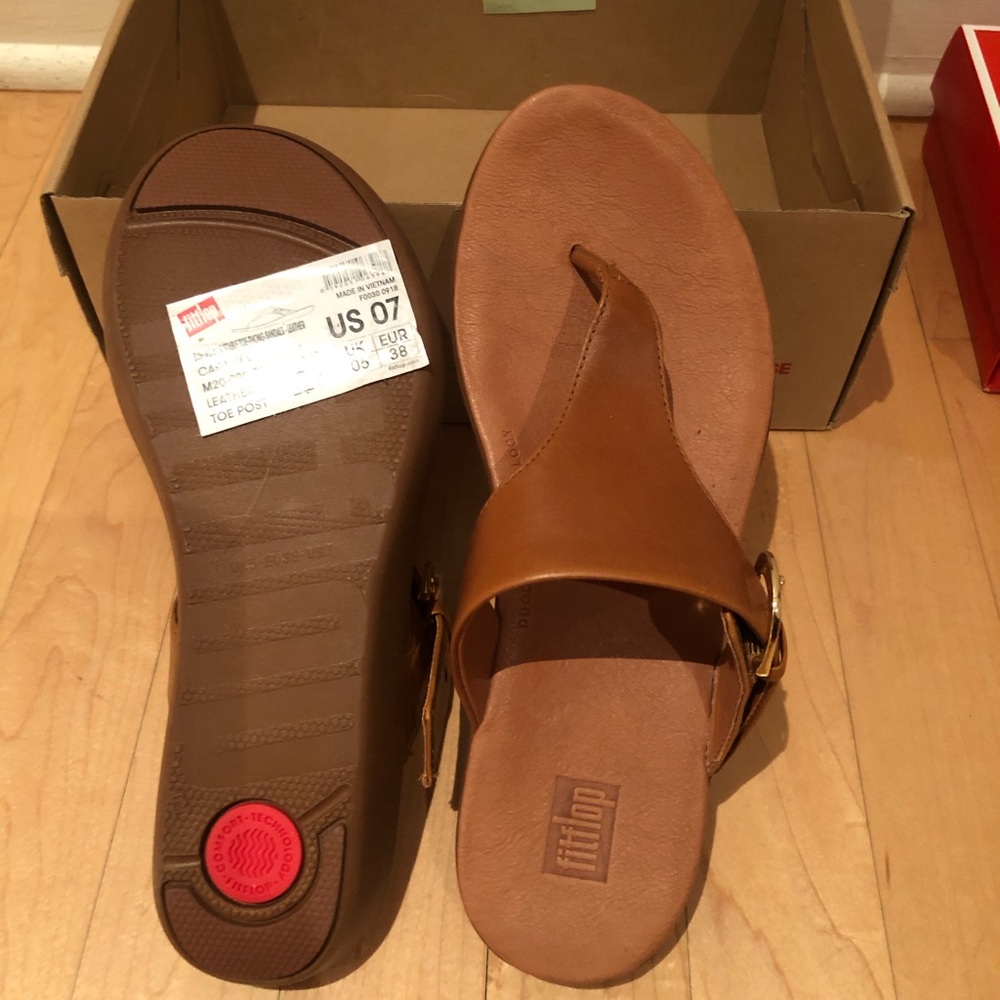 FitFlops, brown leather. NWT. Adjustable strap.